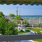 빌라 Fofo - Beautiful Sea Front With 650m2 Garden Nea Kallikrateia
